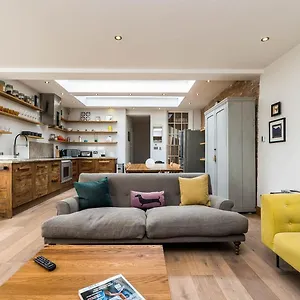 https://stunning-3bd-flat-with-garden-in-shoreditch-zone-1.cambridgehotelsuk.com
